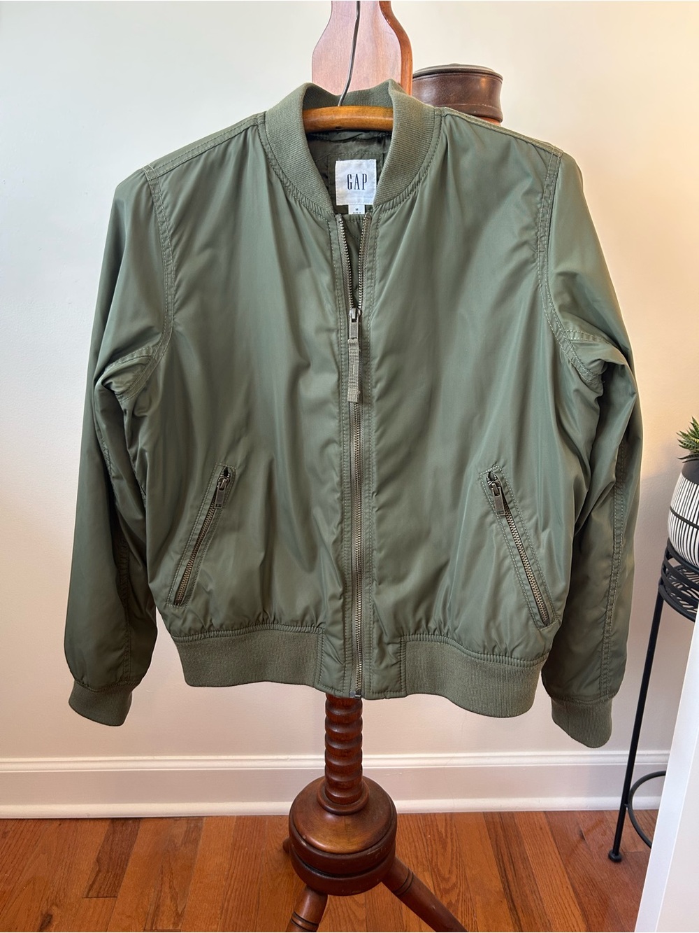 GAP Women’s Olive Green Nylon Bomber Jacket with Zip Pockets Size M EUC